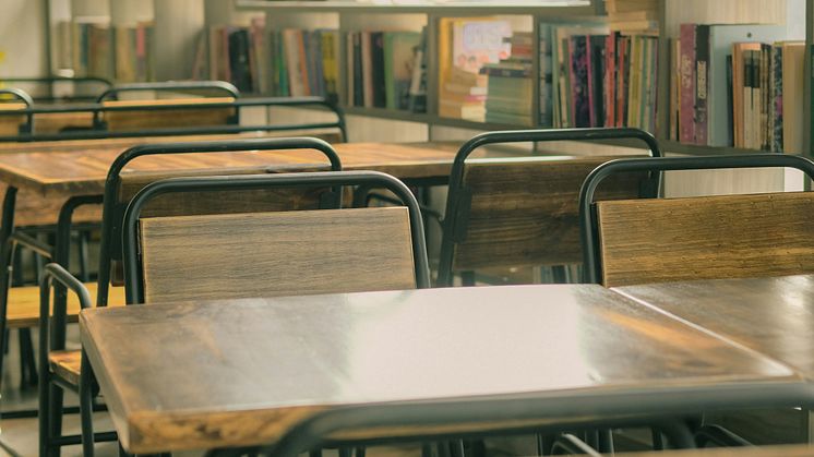 Skolbänkar i ett tomt klassrum