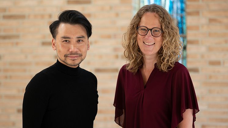 Pfarrer The Hai Nguyen (links) und Theologin Sonja Hillebrand verstärken das Team der Kirche am Campus in Vechta. Foto: Offizialat / Johannes Hörnemann