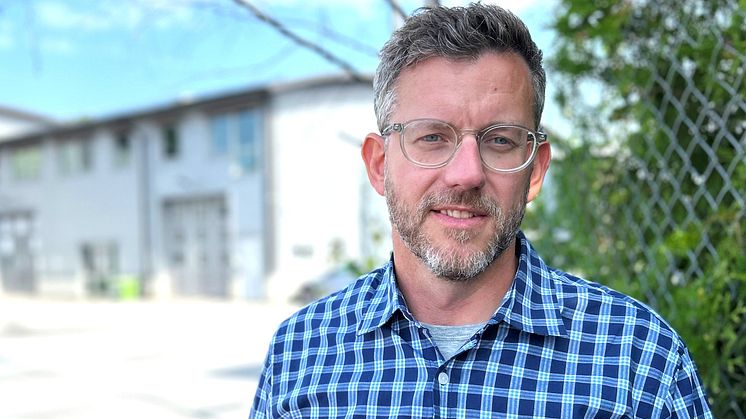 Porträtt av Johan Mathiasson, ny CTO på ChromoGenics, fotograferad utomhus framför företagets lokaler.