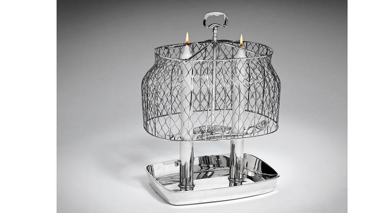 Erik Herløw, to-armet lysestage af sølv med gitter og to lysholdere. Udført og stemplet hos A. Michelsen, anno 1944. Vurdering: 40.000–50.000 kr.