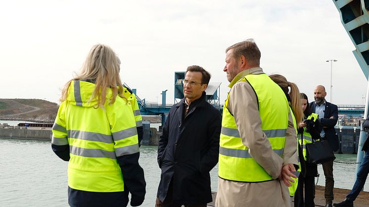 Statsminister Ulf Kristersson på plats i järnvägsfärjeläge 9 i Trelleborgs Hamn