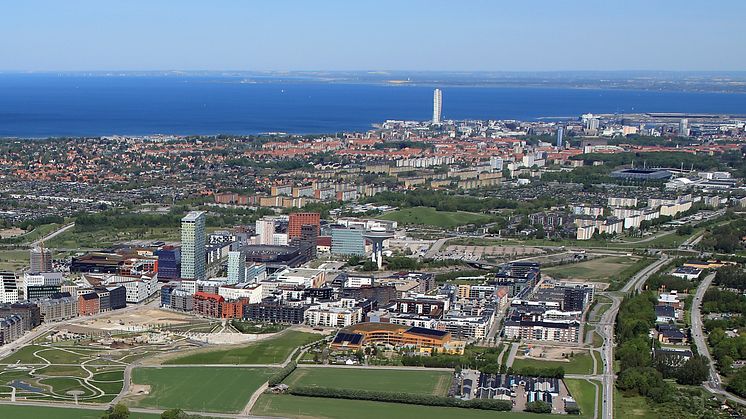 Flygbild över Malmö med Hyllievångsparken och Varvsstaden. Foto Perry Nordeng