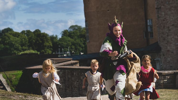 På bilden syns Fanny Reje Franzén i rollen som gycklare på Barnens Slott. Foto: Ludvig Gropp.