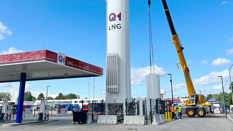 Mit einem Kran wurde der Stickstofftank bei der Q1 LNG-Tankstelle in Atter aufgestellt.