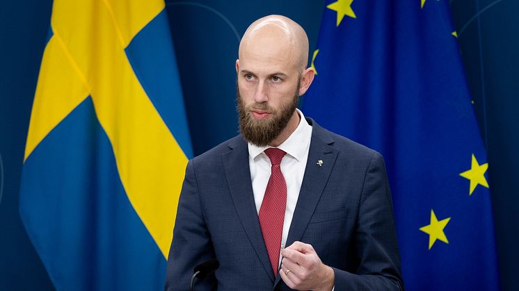 Livsmedelsföretagen välkomnar ministern för civilt försvar Carl-Oskar Bohlins förslag för att stärka myndigheternas handlingskraft och proaktivitet. Foto: Regerinsgkansliet