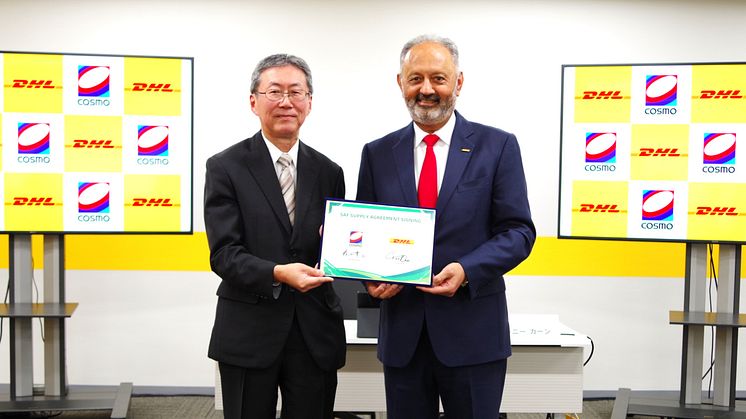 Kontraktssignering: Koji Moriyama, adm. direktør Cosmo Oil Marketing Co., Ltd til venstre, og Tony Khan, adm. direktør DHL Express Japan, til høyre.