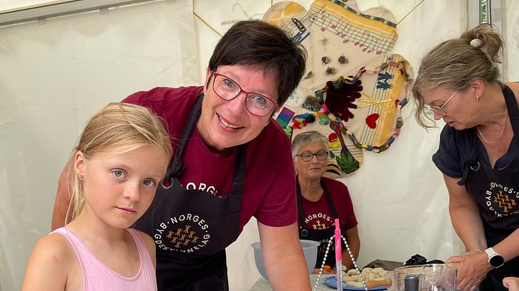 Anne Irene Myhr med Mathilde, på standen til Sør-Trøndelag Bygdekvinnelag på Trøndersk matfestival. 