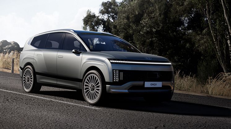 Nya Hyundai IONIQ 9 är en helt elektrisk SUV med tre sätesrader som erbjuder ett rymligt interiörutrymme och kombinerar banbrytande design med innovativ teknik.