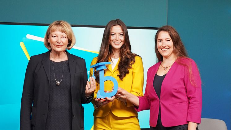 Gaben die Kooperation von Bayernwerk Akademie und Technischer Hochschule Ingolstadt (THI) offiziell bekannt (v.li.): Prof. Dr. Andrea Klug, Sabrina Hanner und Bettina Schnabel-Strehl. 