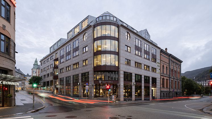 For byggeier Nordea Liv Eiendom var det viktig at prosjektet måtte ivareta det opprinnelige postmodernistiske tidsuttrykket, samtidig som rehabiliteringen ble utført med en sterk miljøprofil. Foto: Kyrre Sundal/Mad Arkitekter