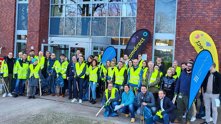 Mitarbeitende der HanseWerk-Gruppe und comdirect - eine Marke der Commerzbank sammeln Müll aus der Umwelt und läuten so die landesweite Aktion „Unser sauberes Schleswig-Holstein“ ein.
