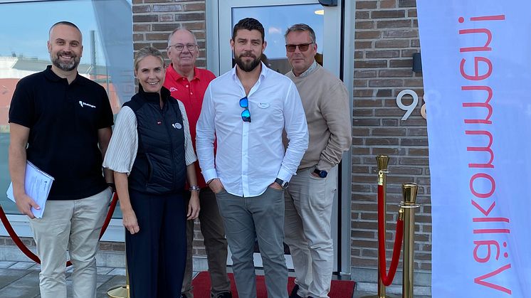 Från vänster: Johannes Sköld (Riksbyggen Förvaltning), Åse Ringborg (Riksbyggen Bostad), Ove Karlsson (nyinflyttad), David Fernström (Riksbyggen Bostad) och Magnus Cato (Byggande styrelse Brf Kronomagasinet).
