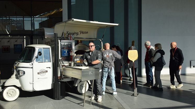 Beliebt und freudig erwartet – Naro‘s Singing Pizza und die Fontanella Eismanufaktur Mannheim auf der art karlsruhe
