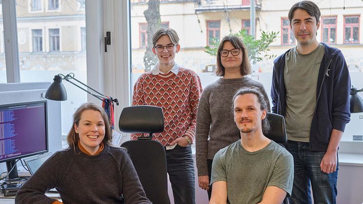 Teamet bakom KB-Whisper. Bakre raden: Agnes Toftgård, Justyna Sikora och Faton Rekathati. Främre raden: Leonora Vesterbacka och Robin Kurtz. Foto: KB/Lina Löfström Baker