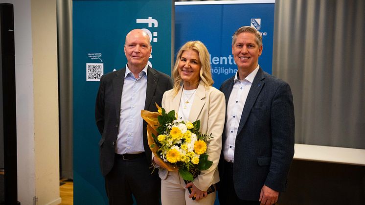 Rickard Hansson, ordförande i Företagarna, Helena Hessle, vd och grundare Zozium, och Henrik Thunes (M) kommunstyrelsens ordförande i samband med prisutdelningen.. 