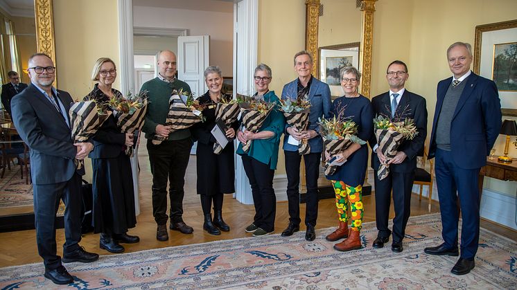 Ceremoni på residenset. Fr vänster: Thomas Tengblad, Malin Richard, Fredrik Fredrikson, Lena Thulin Plate, Anna-Karin Davidsson, Lars-Olof Ramnelid, Anna Stenström, Dan Hellman och landshövding Sten Tolgfors. Foto: Anders Rudäng.