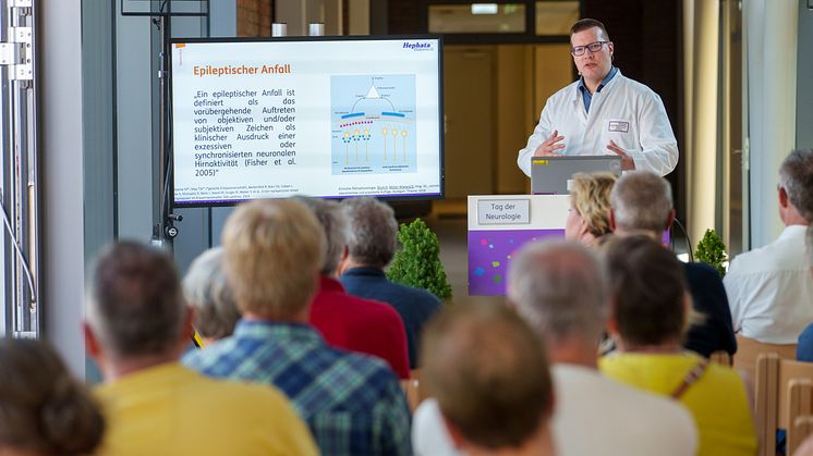 Dr. Sven Fust bei seinem Vortrag am Tag der Neurologie. (Foto: Stefan Betzler)