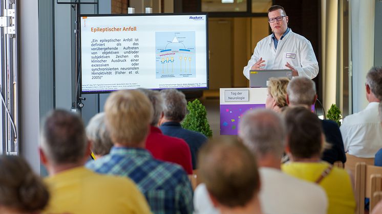 Dr. Sven Fust bei seinem Vortrag am Tag der Neurologie. (Foto: Hephata-Archiv/Stefan Betzler)