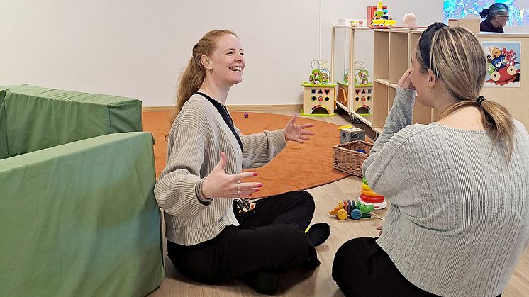 Emma Germundsson är rektor för öppna förskolan i Mobilia som ligger i den nya familjecentralen. Här i samspråk med förskolläraren Alexandra Dyrfors.
