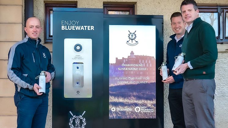 på St Andrews Links. Från vänster till höger: Sandy Reid (Director of Greenkeeping - St Andrews Links Trust), Philip Russell (Bluewater), Alan Grant (Director - Partnerships & Engagement - GEO Foundation for Sustainable Golf). 