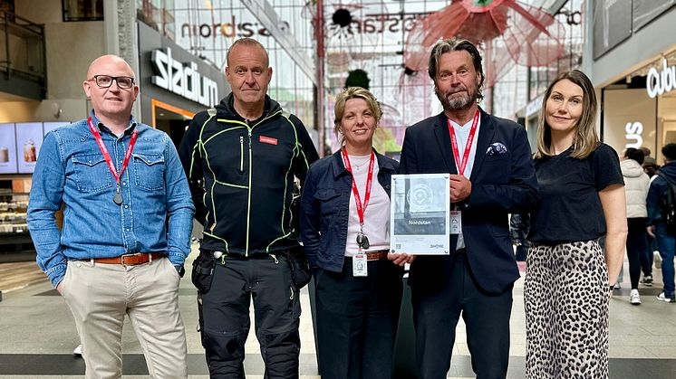 Nordstan uppnår åter Platinum-nivån i SHORE-certifiering. Från vänster Mikael Andersson, förvaltningschef, Henrik Larsson, driftstekniker, Helena Lindqvist, vd, Patrik Ripadal, säkerhetschef, Sanna Dahl, marknadschef