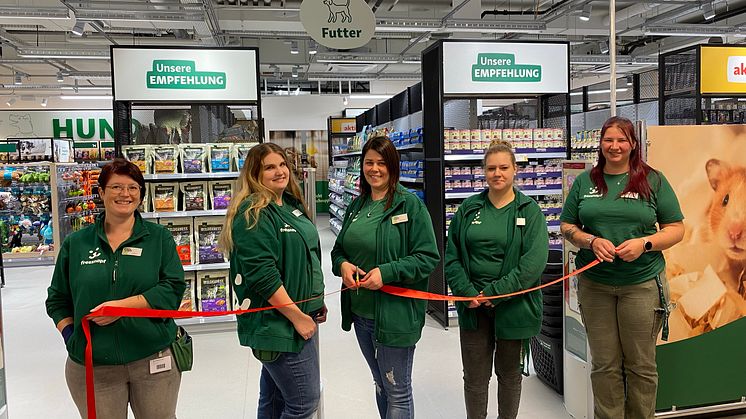 Filialleiterin Manuela Kretz (dritte von rechts) freut sich mit ihrem Filialteam über den neuen Fressnapf in Reinach.