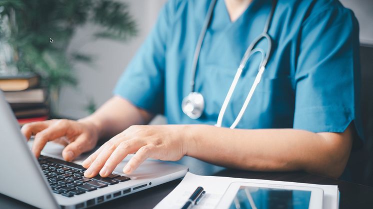 Natalie Simander menar att vi behöver hitta nya arbetssätt för att klara den demografiska utmaningen i framtiden. Rollen som digital undersköterska kan vara en liten del av lösningen. Foto: Adobe Stock.
