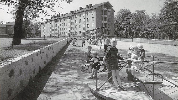 Foto på barn som leker på Gamla Elineberg i Helsingborg 1955.