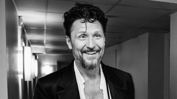 (Foto: Niclas Brunzell) Moneybrother ger sig ut på en lång turné i höst – och det blir ett dubbelt firande. 20 år efter det stilbildande albumet ”To Die Alone” släpps ett nytt album, sprunget ur samma musikaliska värld. 