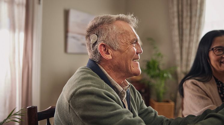 Das beigefügte Foto dürfen Sie im Zusammenhang mit unserer Meldung frei verwenden. Bildunterschrift: Besser Hören mit dem Cochlea-Implantat (CI) – Cochlear bitte HNO-Ärztinnen und -Ärzte um Unterstützung bei Hörlösungs-Studie (Foto: Cochlear Ltd.)