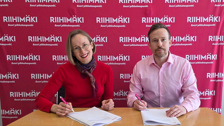 Riihimäen kaupungin elinvoimajohtaja Anna-Riitta Kujala ja NG Nordicin Carbon2x-hankkeen johtaja Tony Rehn allekirjoittivat maa-alueiden hankintaan liittyvän esisopimuksen.