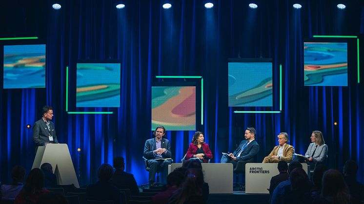 From left to right, moderator Tor Eldevik (UiB) and panellists Endre Tvinnereim (UiB), Claude Véron-Réville (EU), Kai Simon Eikli Yuen (Arctic Economic Council), Eirik Frantzen (Nordkraft), and Hilde Røed (Equinor). (Photo: David Jensen @jensenmedia)