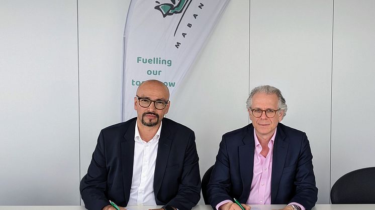 Unterzeichnung der Genehmigungsunterlagen für das Ammoniakimportterminal in Hamburg, vlnr: Reza Adami, Managing Director Oiltanking Deutschland, Philipp Kroepels, Director New Energy Mabanaft © Mabanaft GmbH & Co. KG