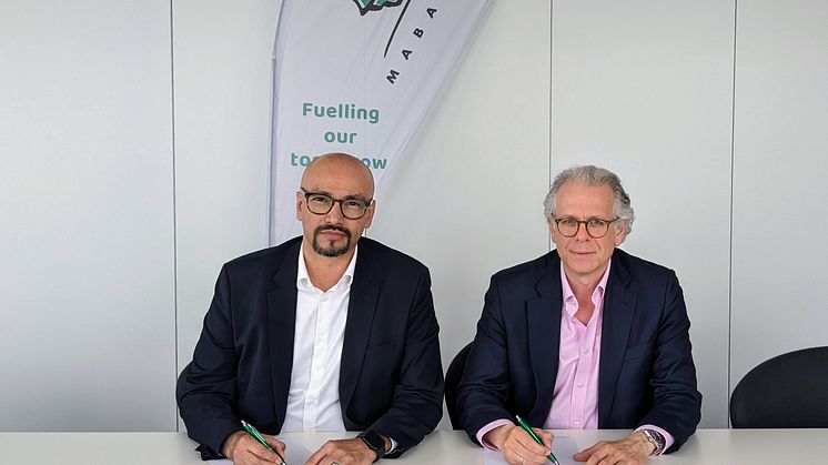 Signing of the approval documents for the ammonia import terminal in Hamburg by Reza Adami (Managing Director of Oiltanking Deutschland) and Philipp Kroepels (Director New Energy, Mabanaft) © Mabanaft GmbH & Co. KG