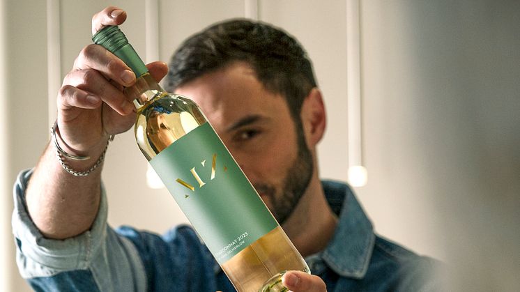 Måns Zelmerlöw lanserar vitt vin – MZ Chardonnay