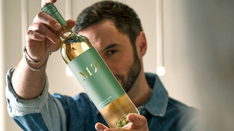 Måns Zelmerlöw lanserar vitt vin – MZ Chardonnay