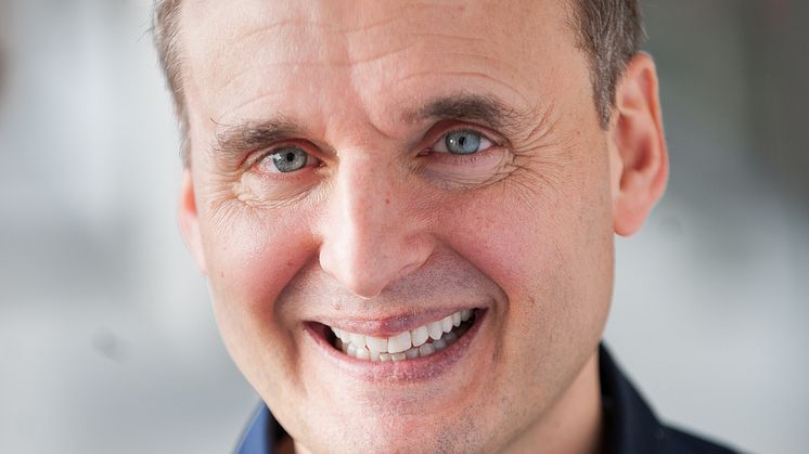 Phil Rosenthal headshot by Tom Caltabiano.jpg