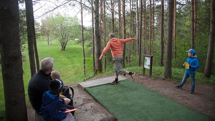Järva Discgolf Park är en kombination av landskapspark för naturupplevelse, aktivitetspark för lekfullt umgänge, samt idrottsarena i världsklass – 2025 fyller parken 30 år.