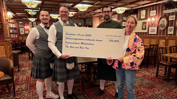 Teamet på The Bull & Bear Inn lämnar över checken på 104 200kr till Helene Axelsson Bernving, partneransvarig på Maskrosbarn