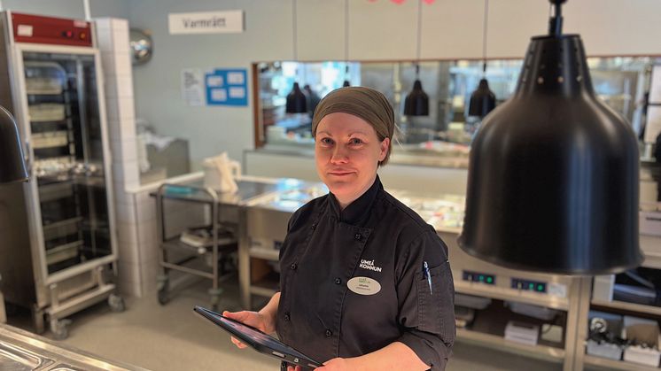 Johanna Friman Karlsson, kock på Böleängsskolan, använder det nya digitala verktyget "Måltidsnärvaro" för att kunna laga rätt mängd mat och minska matsvinnet.