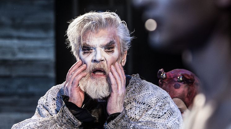Jakob Eklund spelar den gamle kungen Lear i uppsättningen regisserad av Alexander Öberg. Stora scen, Västmanlands Teater. Foto: Mats Bäcker.