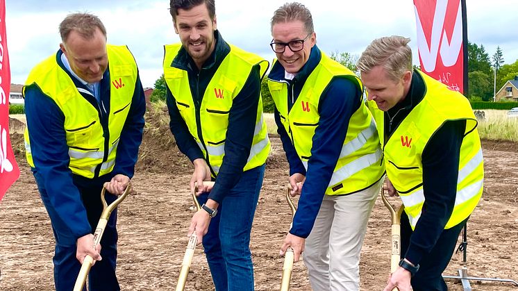 Första spadtaget för Göta kanals nya verkstad. Från vänster Thomas Gunnarsson, fastighetschef AB Göta kanalbolag, Philip Venturi VD Wilzéns Bygg, Roger Altsäter VD AB Göta kanalbolag, Anders Weineholm,  Projektchef Entreprenad Wilzéns Bygg.