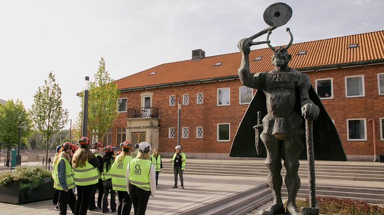 Byggtjejerna på plats vid Täby torg tillsammans med Sandra "Byggsandra" Mobaraki. 