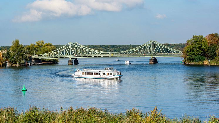Die Glienicker Brücke in Potsdam steht symbolhaft für den Fall der Mauer, der sich bald zum 35. Mal jährt, TMB-Fotoarchiv / Steffen Lehmann
