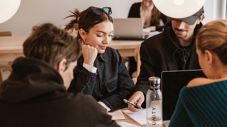 Färsk undersökning inför antagningsbeskedet: Hälften av Stockholms studenter oroliga för sitt boende