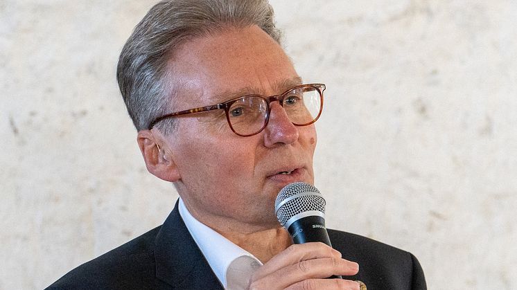 Hephata-Vorstand Pfarrer Maik Dietrich-Gibhardt übernimmt die Begrüßung beim "Forum Diakonische Kirche". (Foto: Hephata-Archiv/Stefan Betzler)