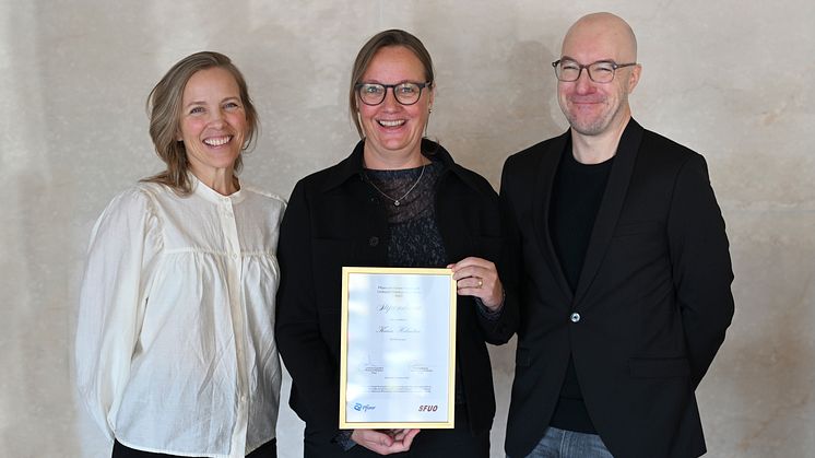 Karin Holmsten får Pfizers och Svensk Förening för Urologisk Onkologi (SFUOs) nyinstiftade forskningsstipendium för onkologer inom urologi. På bilden , fr v Karin Söderkvist, SFUO, Karin Holmsten, Johannes Arpegård, Pfizer