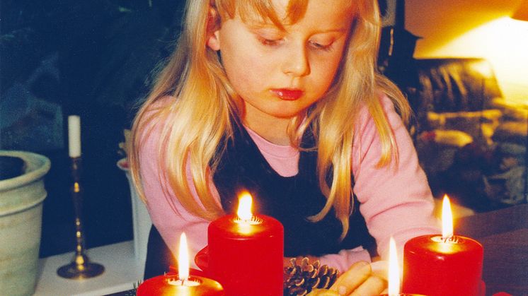 Besonders Kinder sind häufig fasziniert von offenen Flammen. Foto: SIGNAL IDUNA