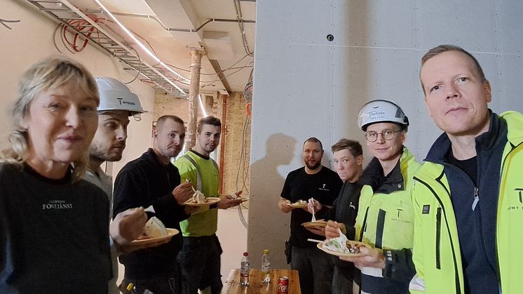 Taklagsfest på Kabom: T-Byggen firar framsteg med Alingsåshem