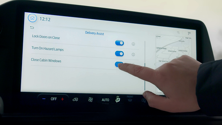 Verriegelt die Türen, schließt die Fenster und schaltet das Warnblinklicht ein: Der Ford Pro Auslieferungsassistent „Delivery Assist“ spart wertvolle Zeit beim Ausliefern.